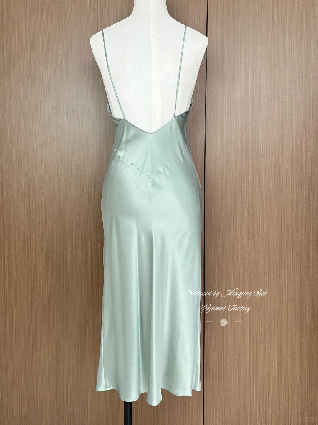 这条真丝吊带裙🖤搭小西装真的美到心巴上！