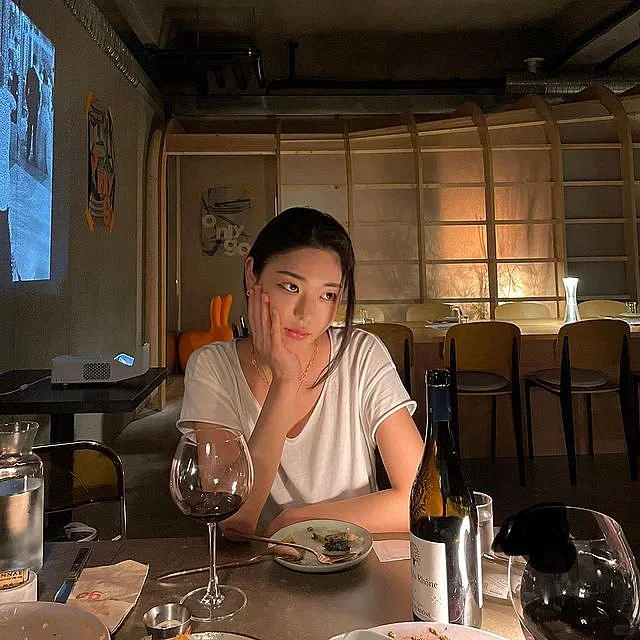 ins美女:五官精致的大长腿美女写真3