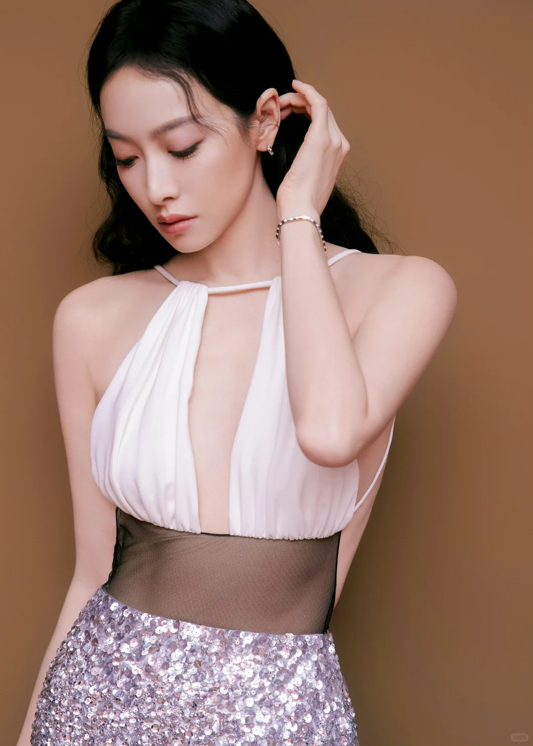 宋茜大秀美背～优雅闪耀如维纳斯降临！