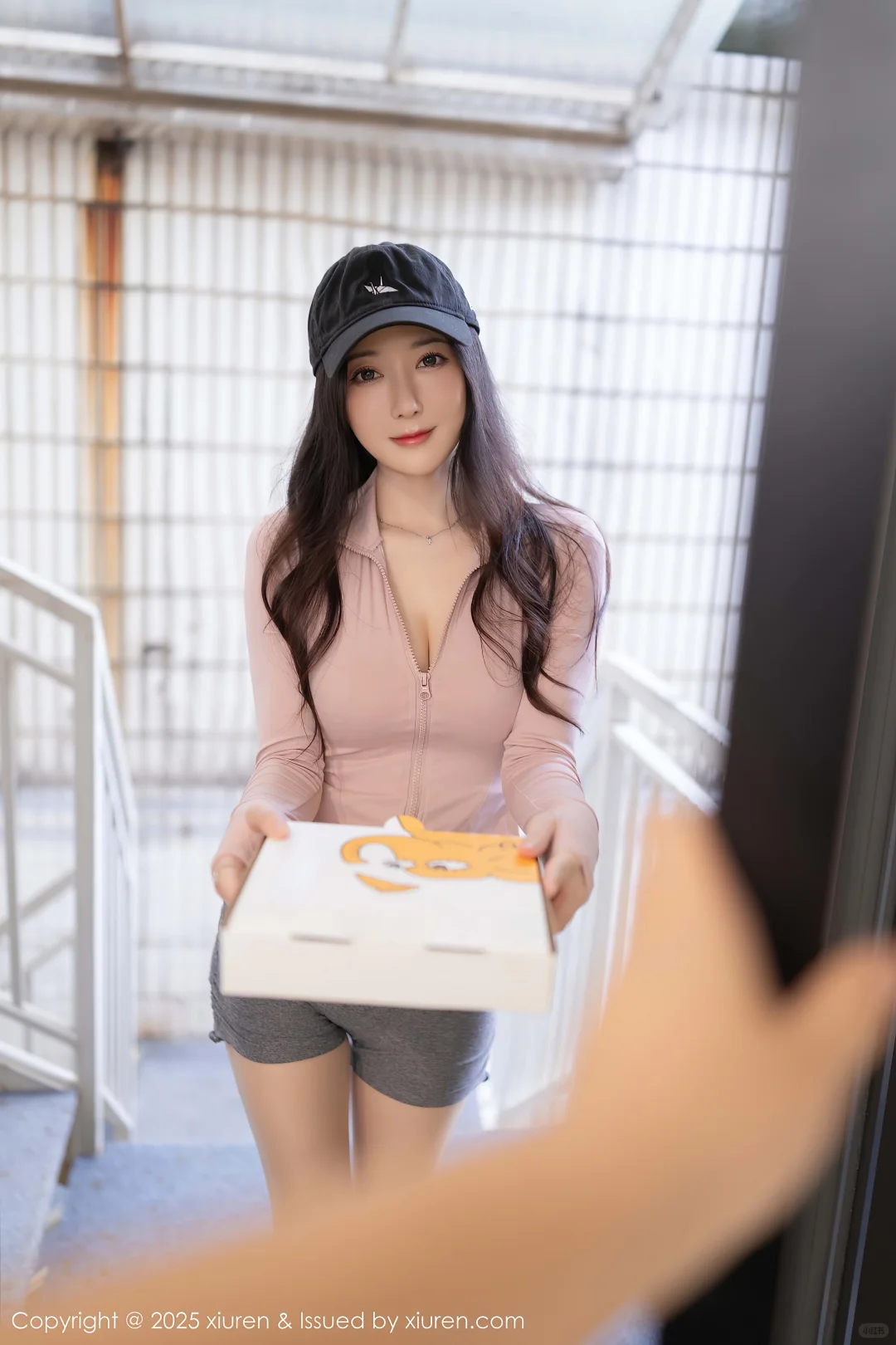 嘴馋小姐姐偷吃披萨🍕被发现啦！