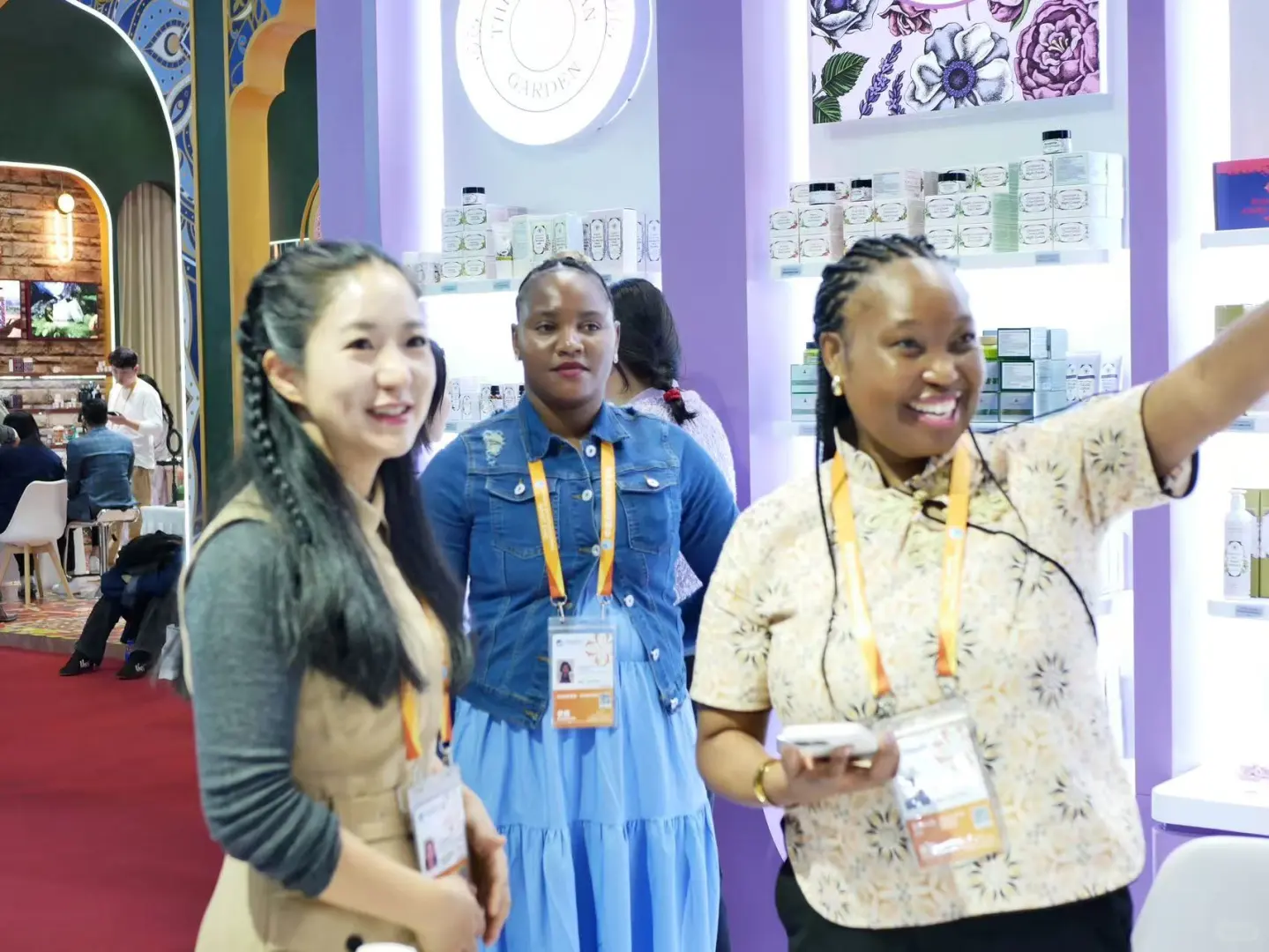 南非驻上海总领事齐朴女士来VG展位了