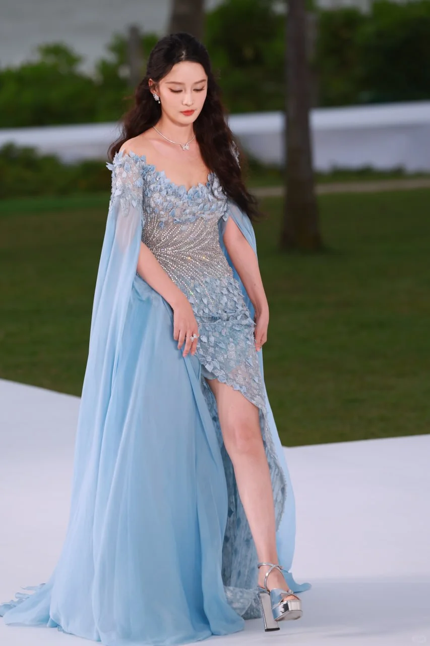 #李沁 蓝色薄纱开叉裙 大长腿太勾人了