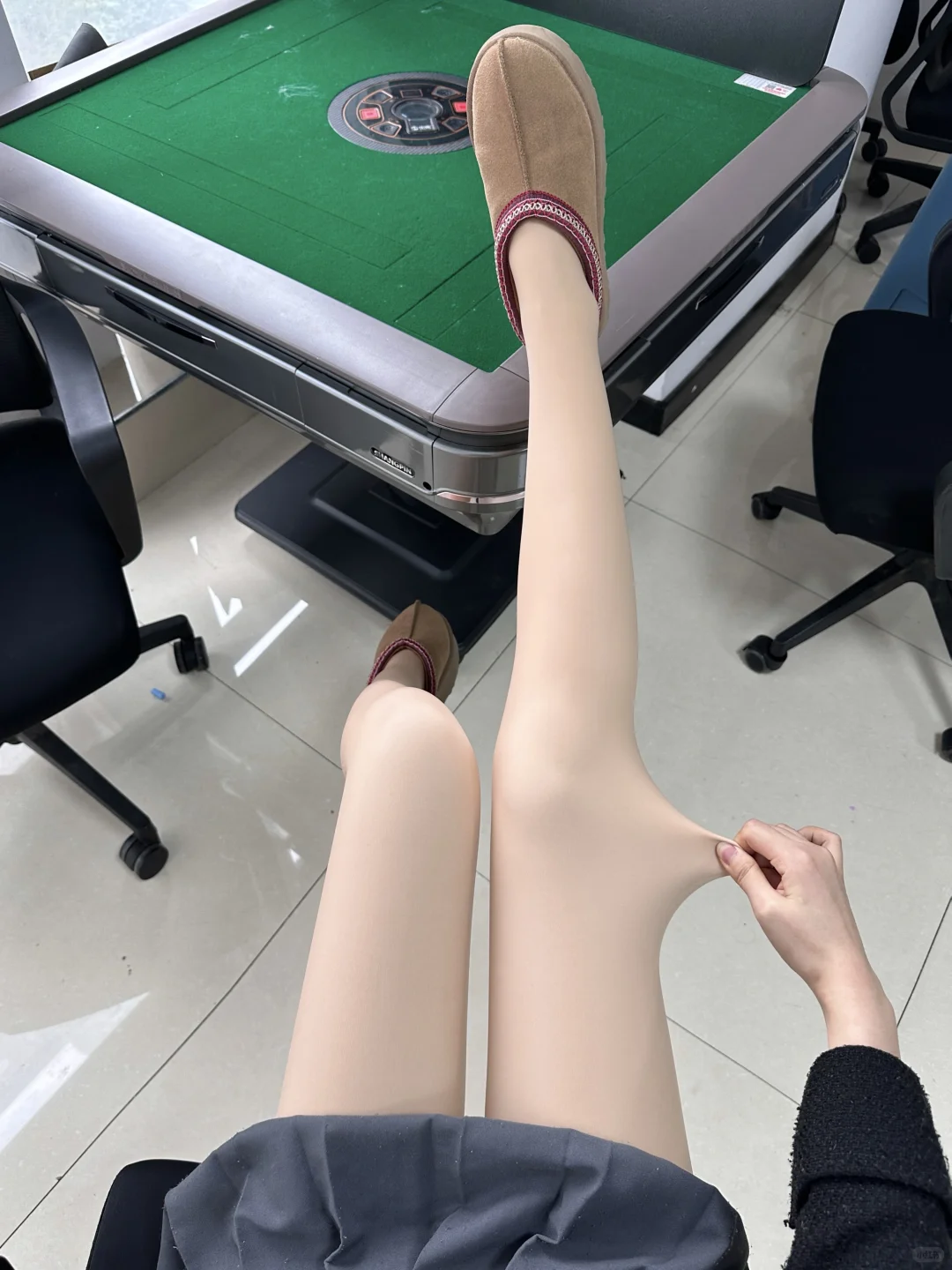 无语si了…就因偷看牌友大长腿怒输200！