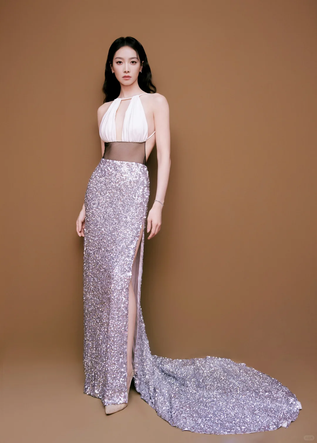 宋茜大秀美背～优雅闪耀如维纳斯降临！