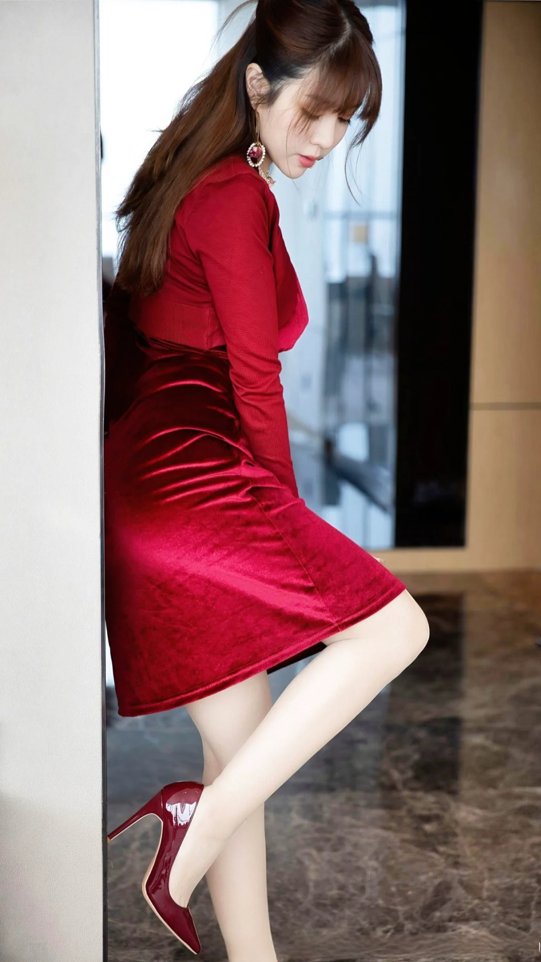 ✨ 红裙与光影的邂逅 📸