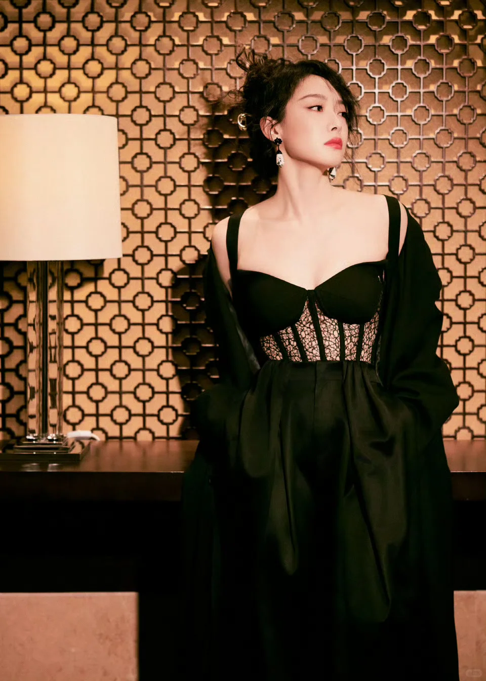 宋茜山河枕扫楼！全黑造型杀疯了🔥