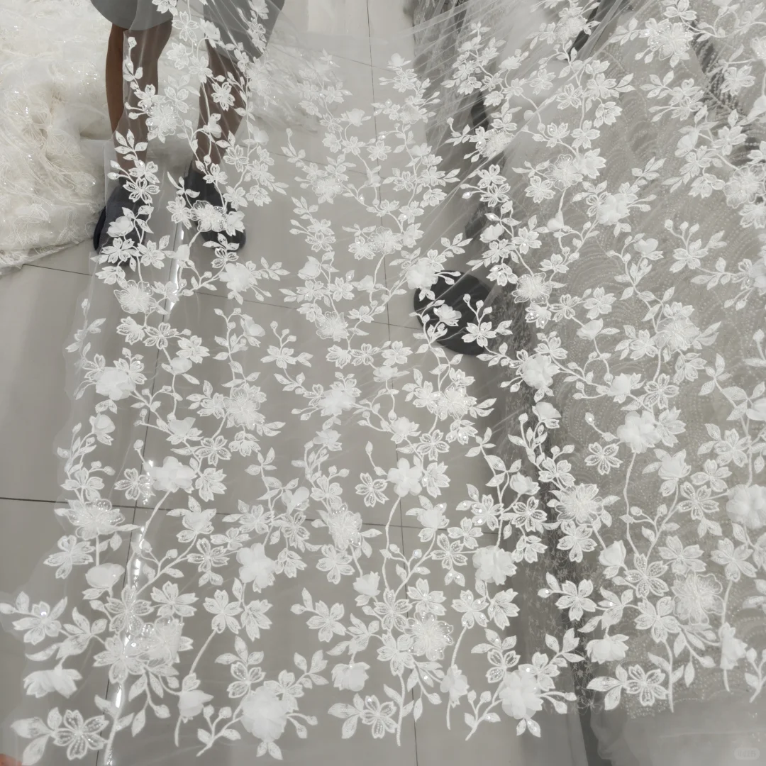 蕾丝面料上的花朵刺绣