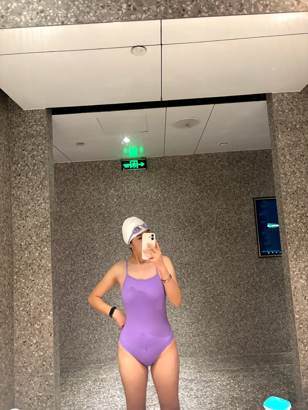 蛙泳女孩在泳池见～🏊‍♀️