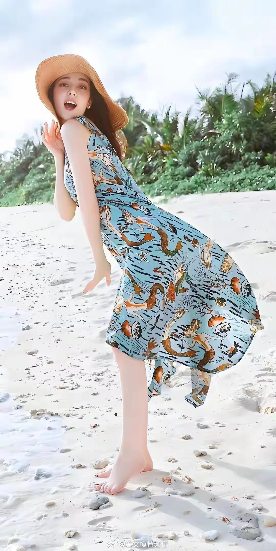 迪丽热巴海边大片太绝了！直接杀疯热搜榜