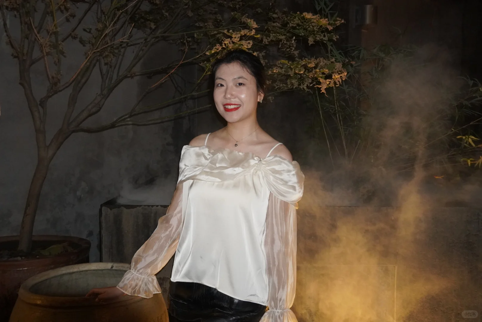 她的衣服在发光诶