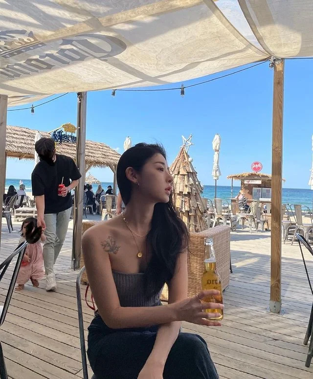 ins美女:五官精致的大长腿美女写真3