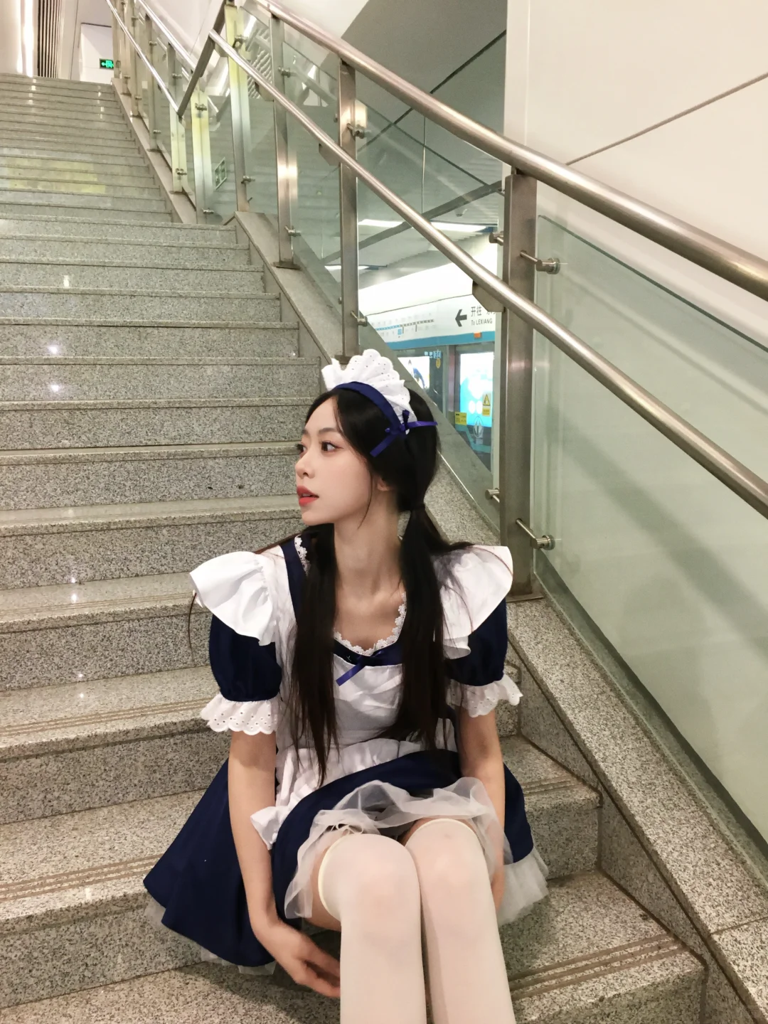 两个战斗女仆拍照不必太正经