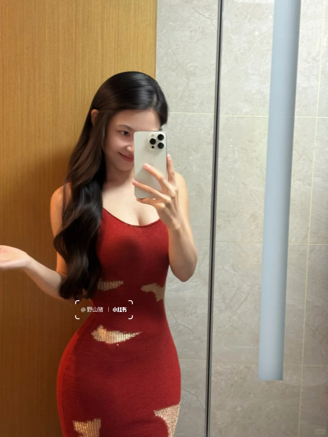 左滑穿上红色性感吊带裙～