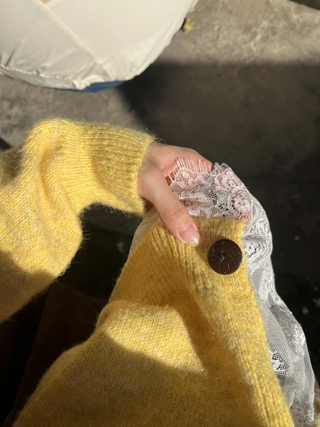 好喜欢这个蕾丝内搭啊！一秒拿捏韩女叠穿感✨