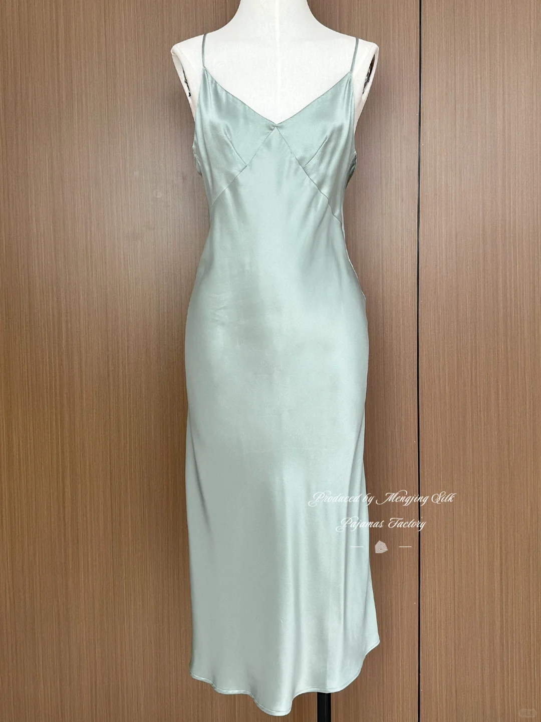 这条真丝吊带裙🖤搭小西装真的美到心巴上！