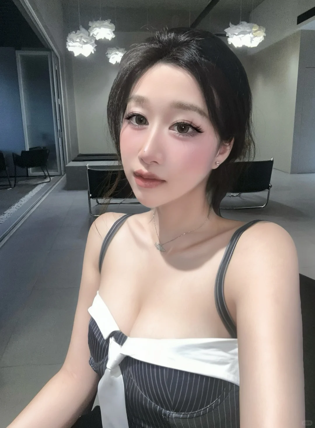 她哪有我迷人？