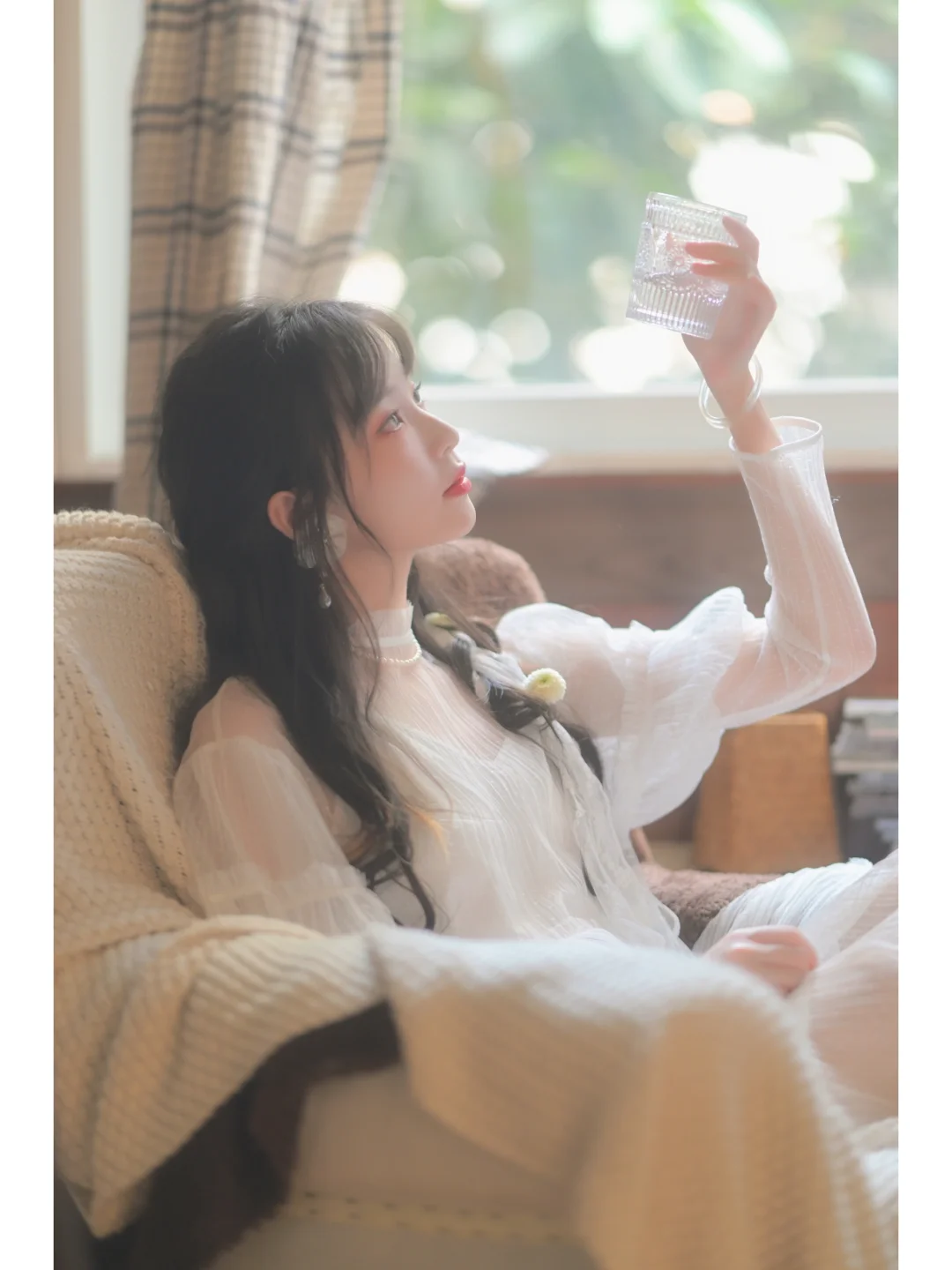 夏日的风吹进房里，悄悄看你在做什~