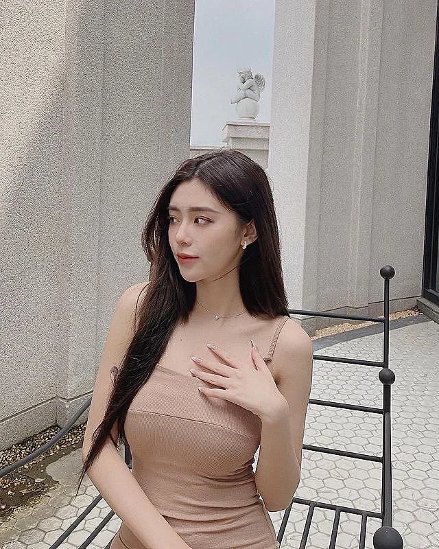 [ins美女]长相甜美的大长腿美女模特写真3