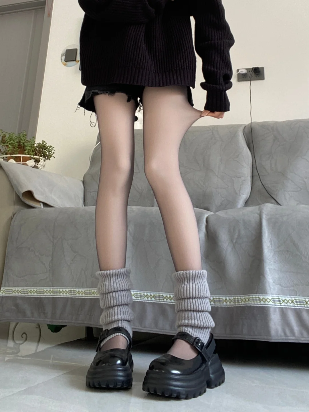 有些人表面光鲜亮丽！实际穿上加绒黑丝了😱