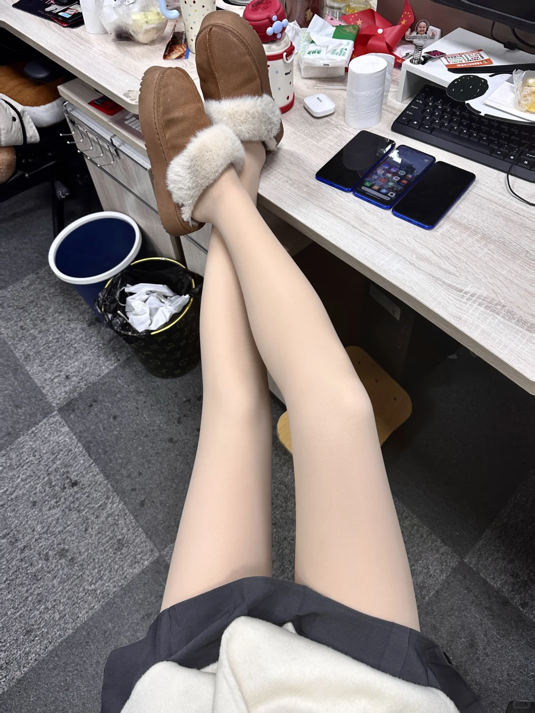 已经沉浸在同事的美腿里不知天地为何物了…