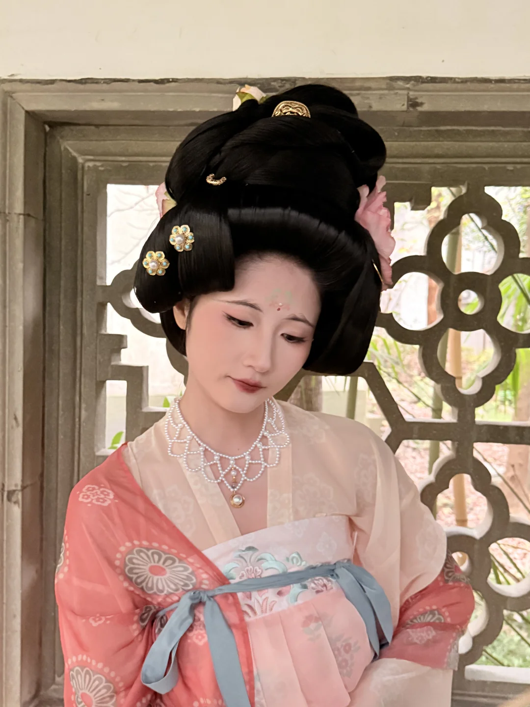 “荷叶罗裙一色裁，芙蓉向脸两边开”