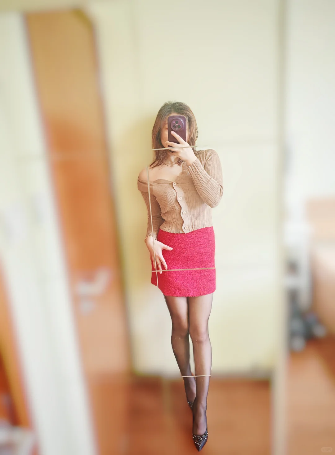 火辣红裙性感黑丝温柔开衫混搭