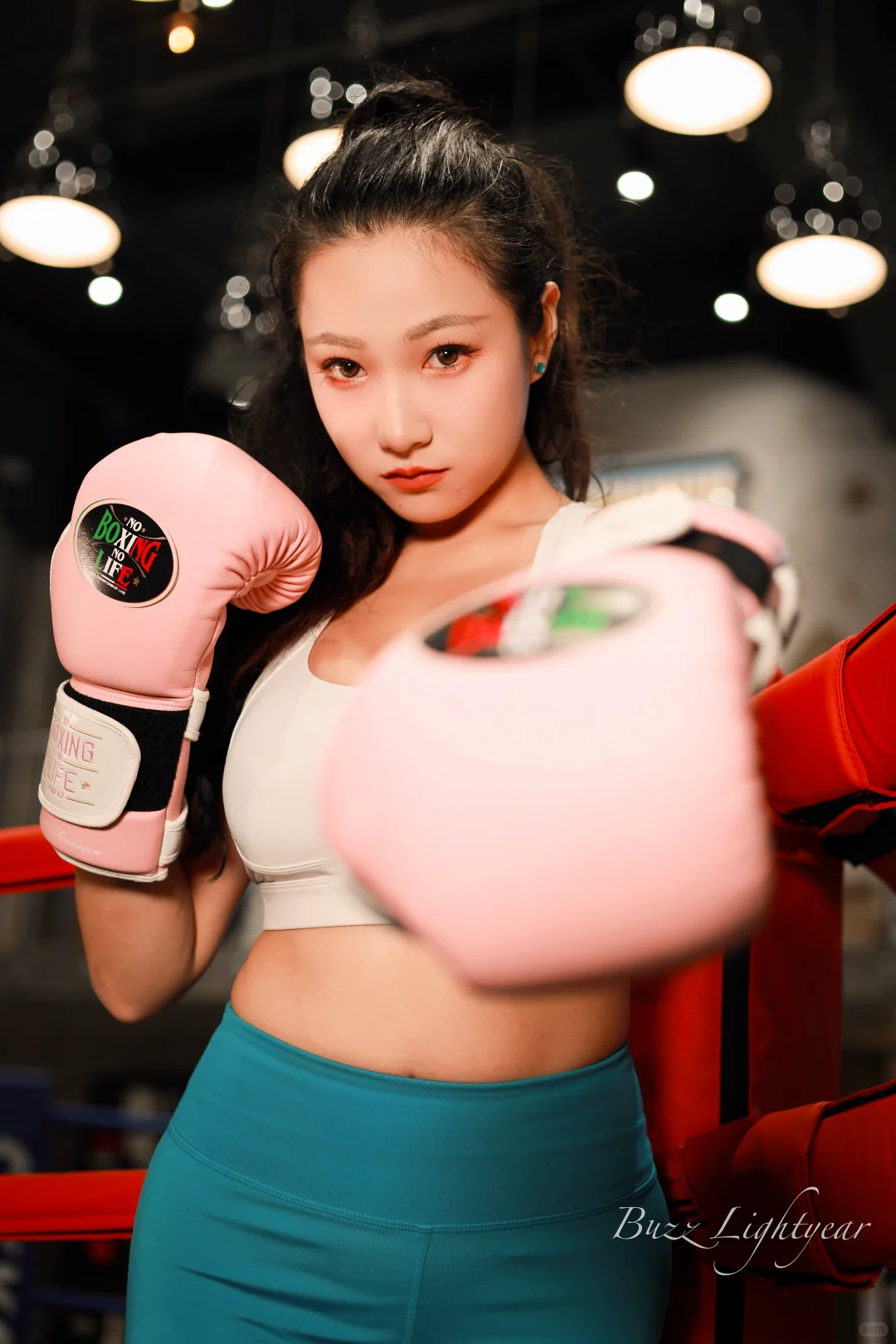 拳击女孩（健身房正常穿搭，无不良引导）