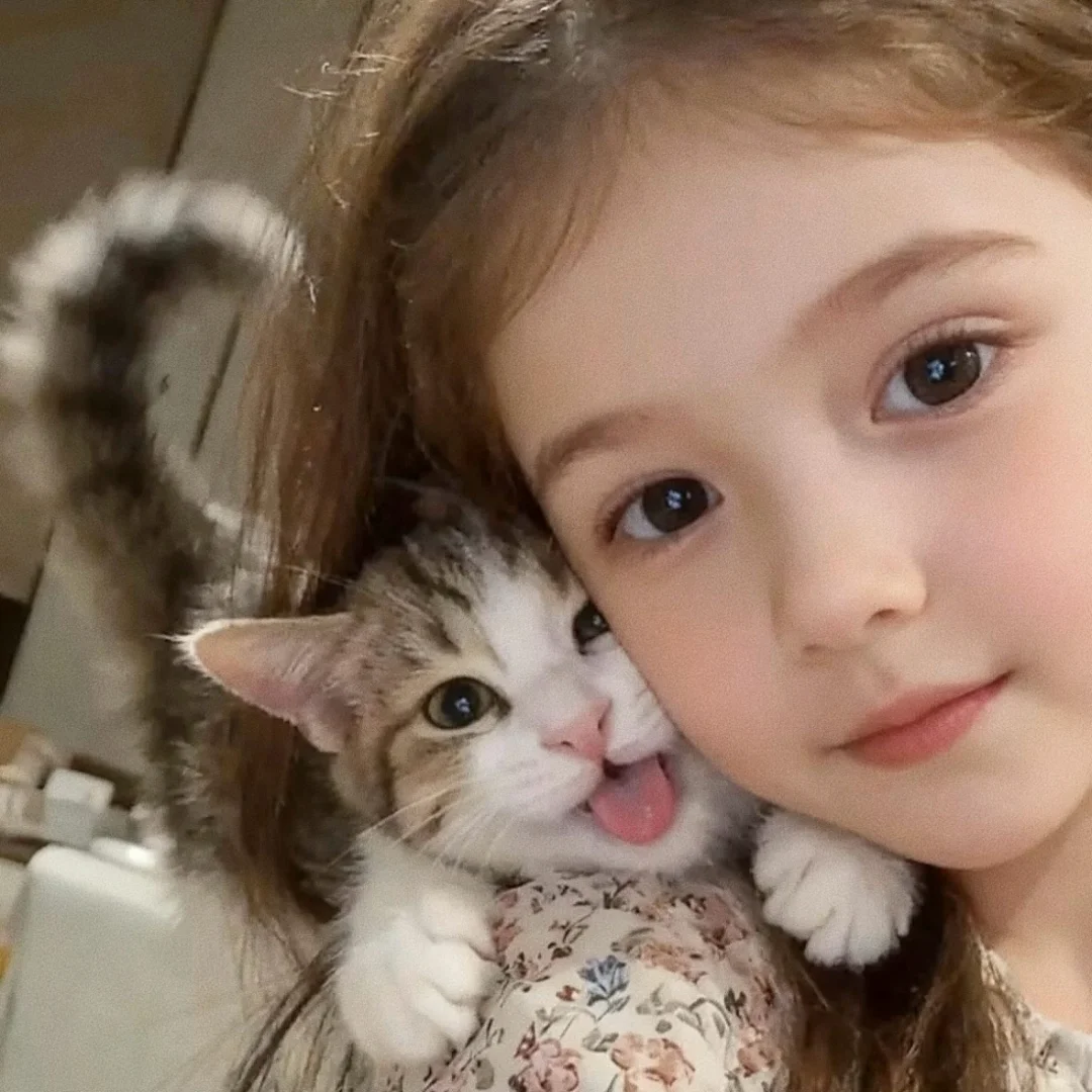 小女孩与猫咪