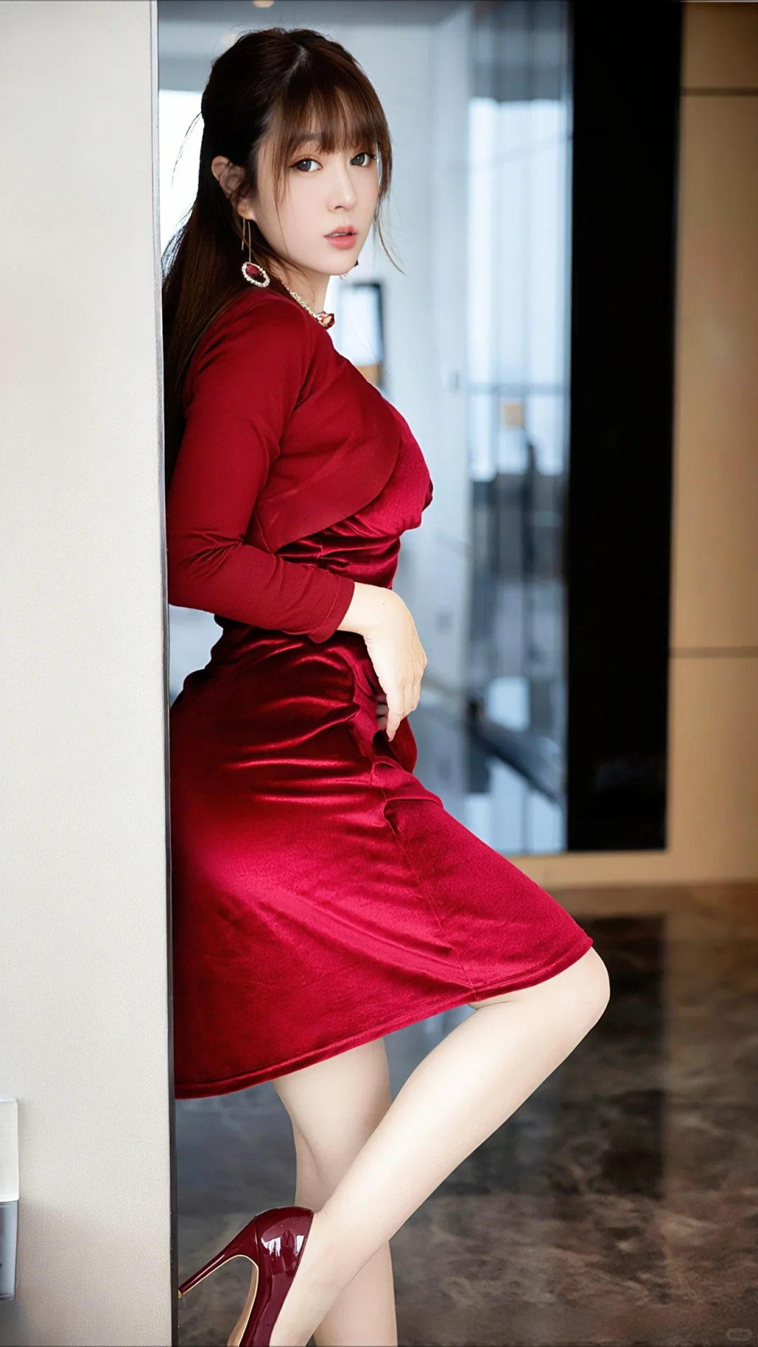 ✨ 红裙与光影的邂逅 📸