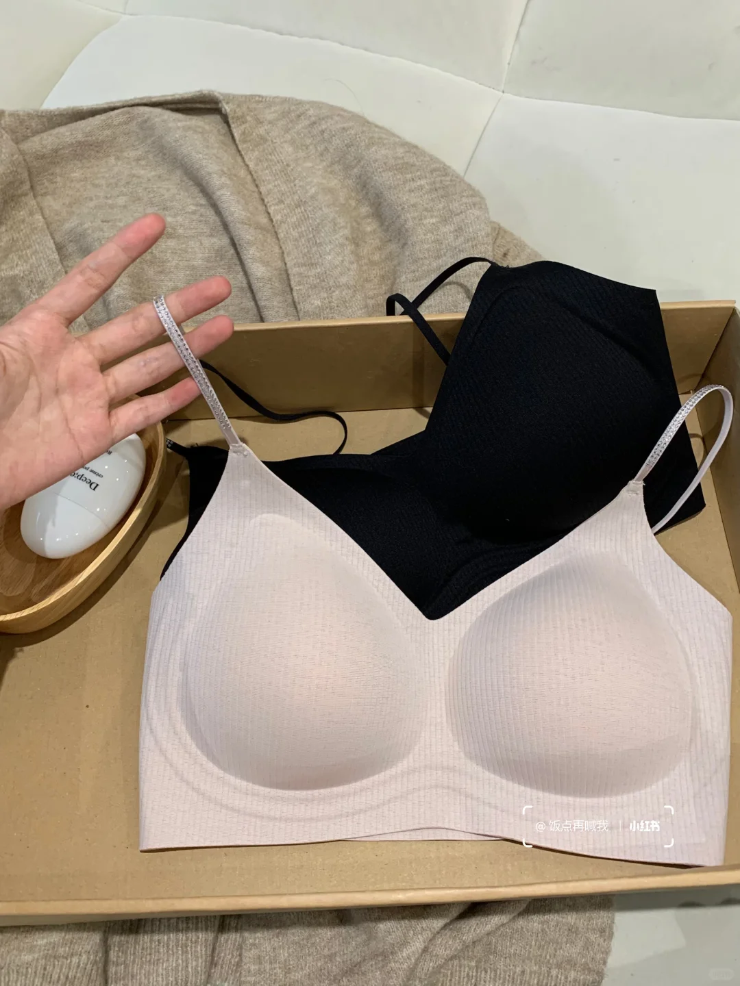 别看它粉里粉气！穿上包显圆圆胸