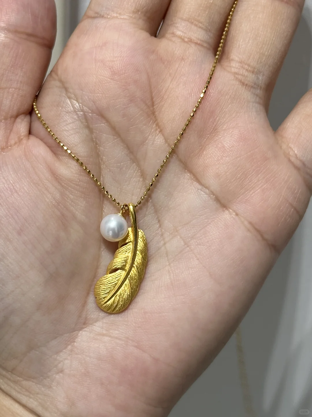 周生生羽毛配天然淡水珍珠提溜，马上灵动了