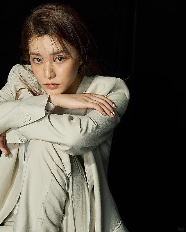 [ins美女]五官精致的大长腿美女模特写真