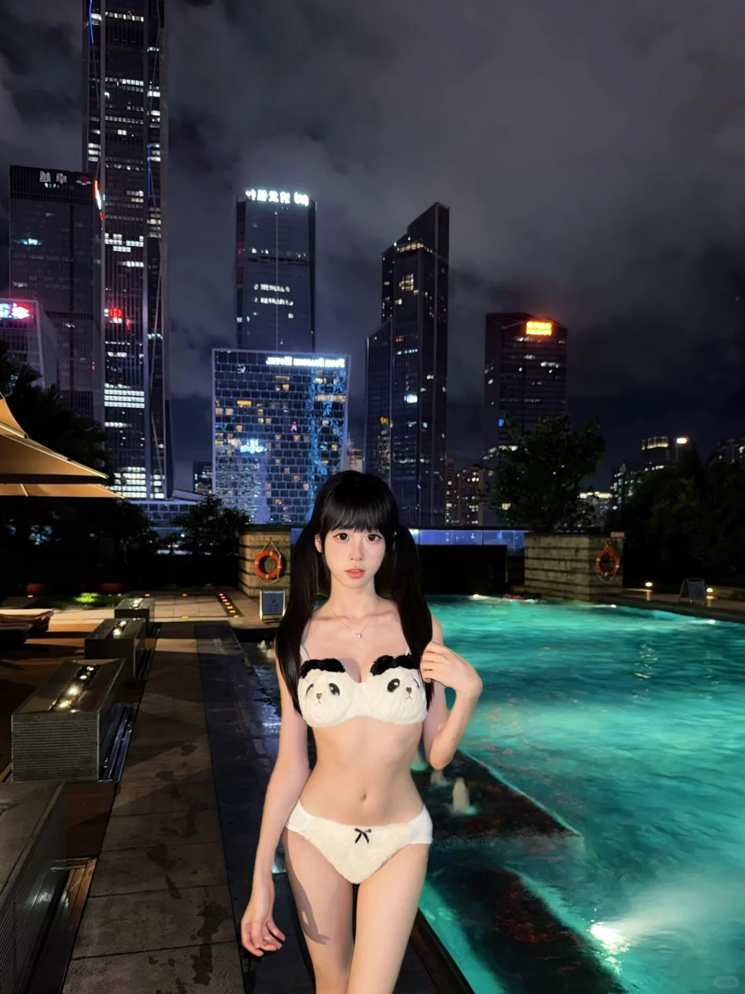 Midnight swimming🌙