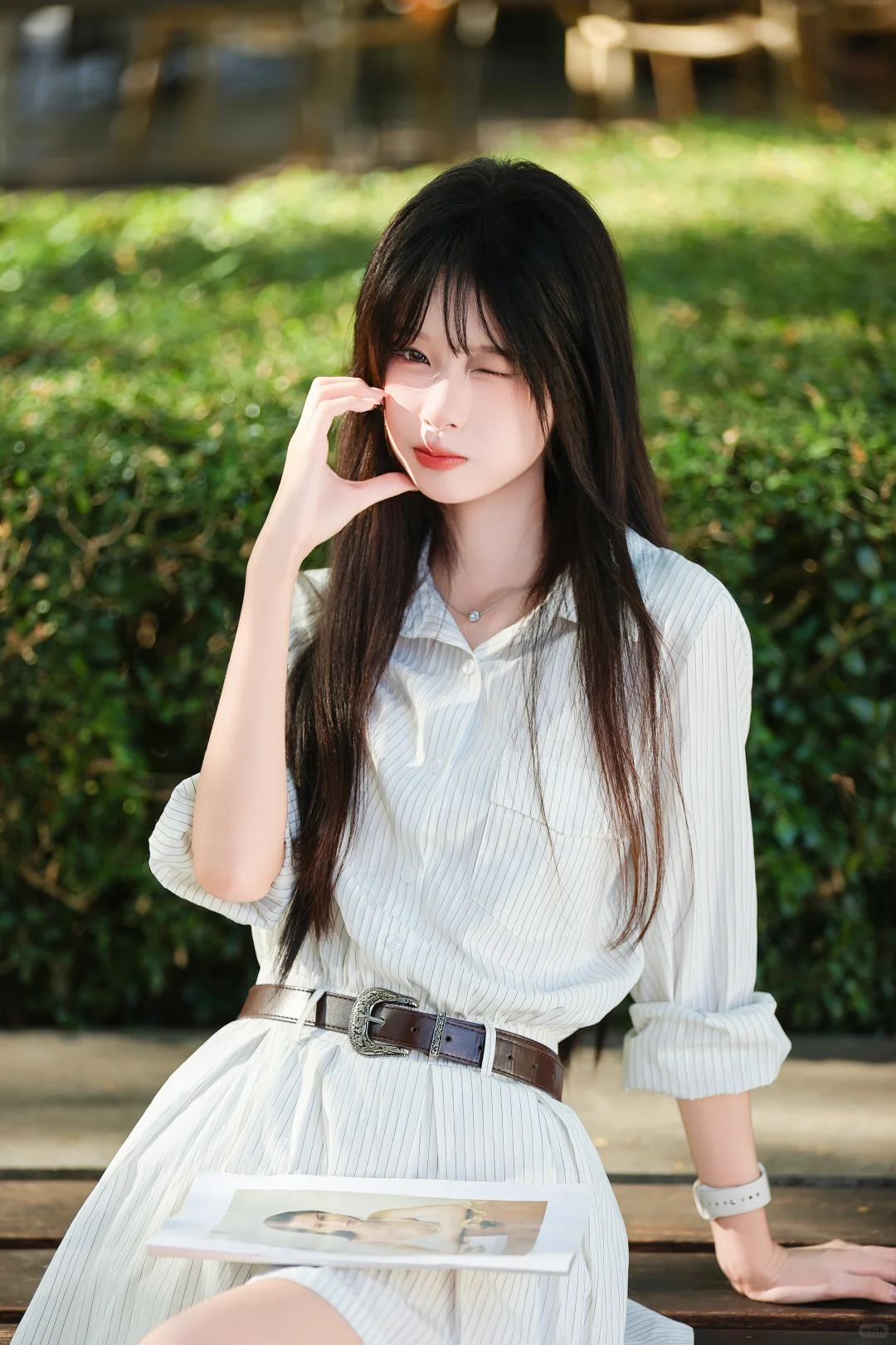 阳光正好，白色T恤与美少女的活力日常