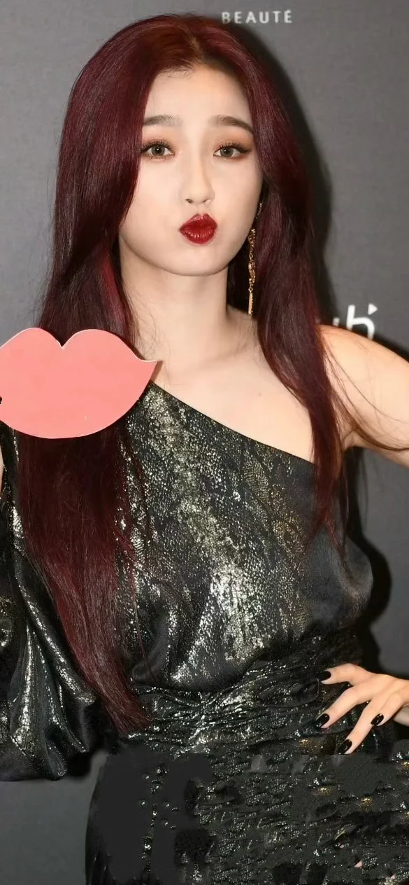 虞书欣 烈艳红唇高级 美的