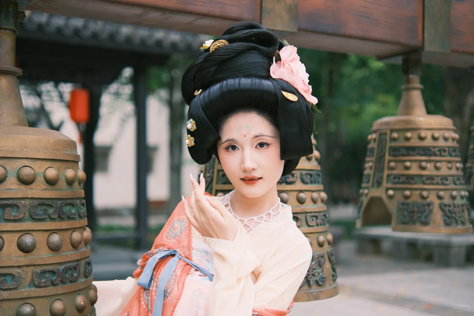 “荷叶罗裙一色裁，芙蓉向脸两边开”