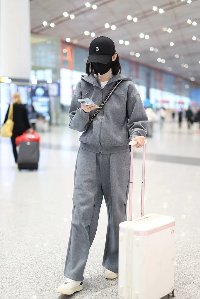 张艺凡灰色运动套装休闲时尚又舒适