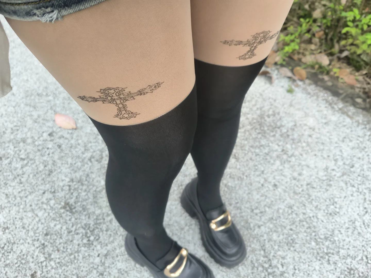 肉肉腿把丝袜十字架印花扯变形了
