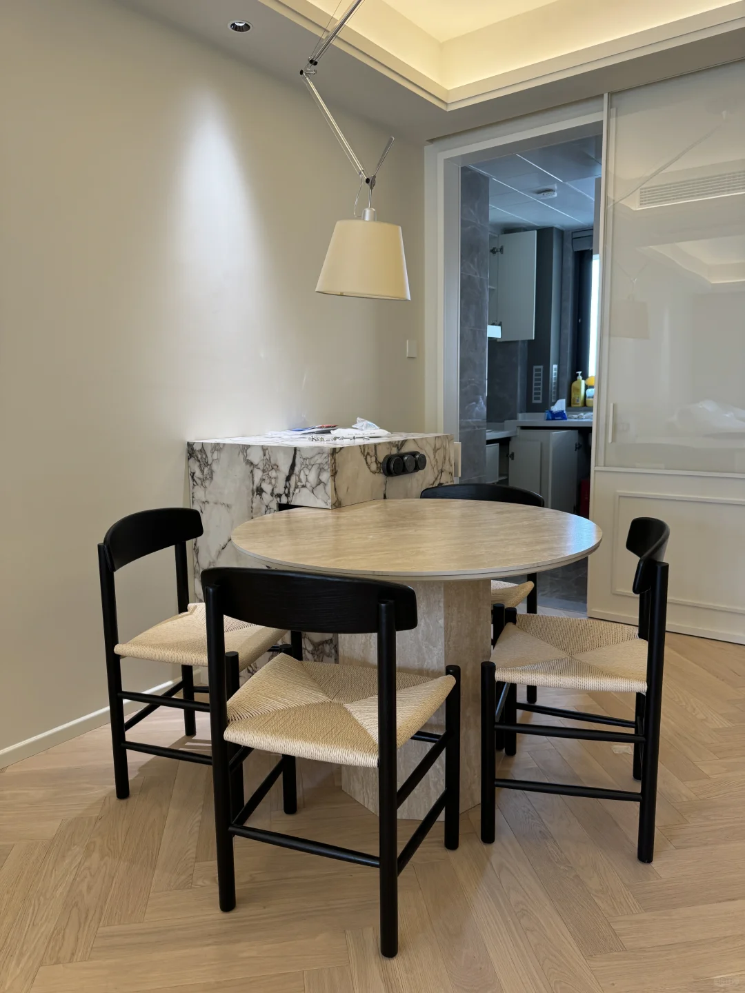 1米的餐桌好小，想看看你们家的圆桌