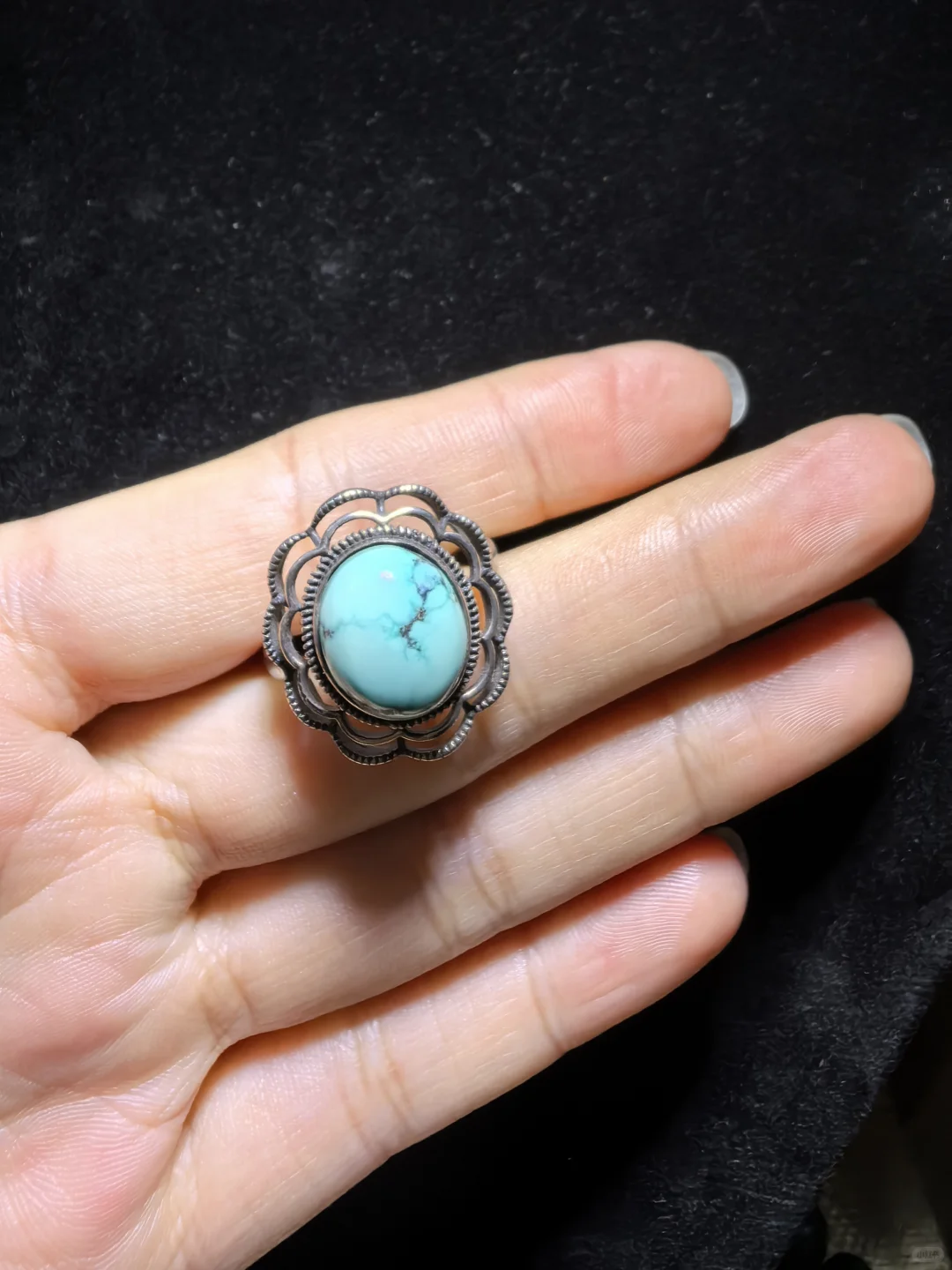 纯天然松石戒指男女款，瓷度密度较高，湖绿