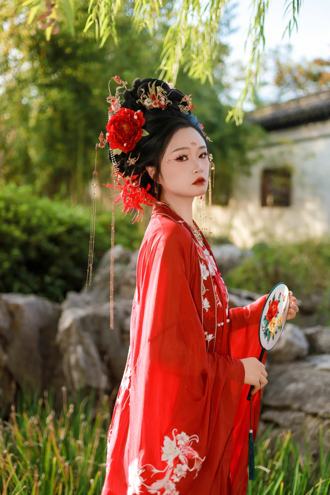 红裙映水，鬓边牡丹，是江南的秋光入了画。