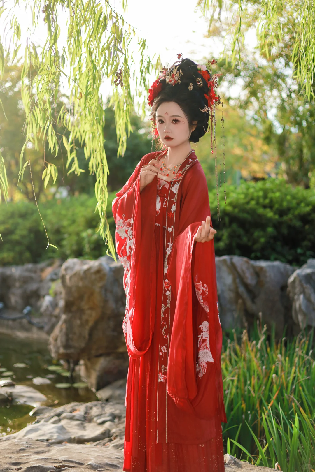 红裙映水，鬓边牡丹，是江南的秋光入了画。