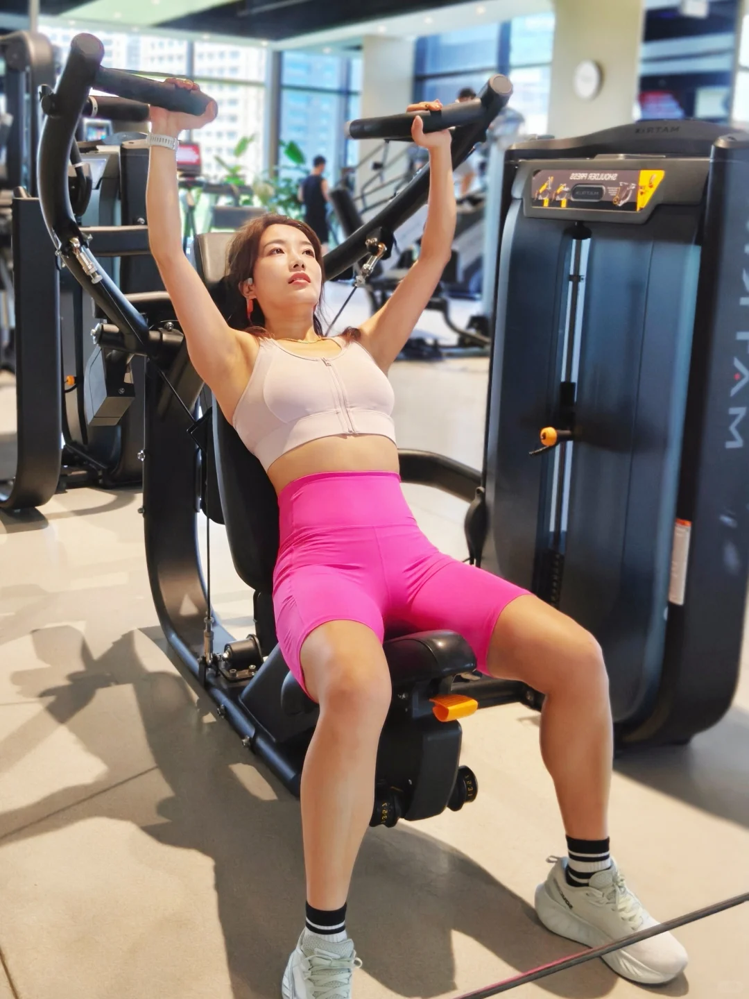 穿的越粉 练的越狠💪高能量女生撸铁日常