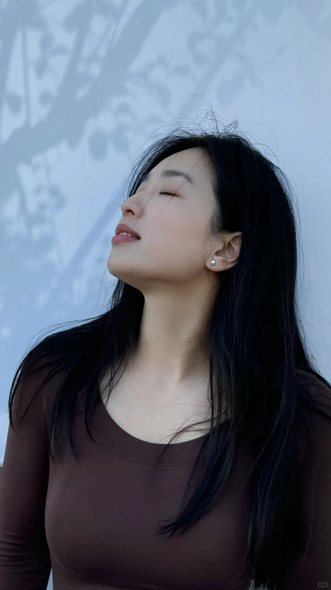 当阳光洒在墙面上