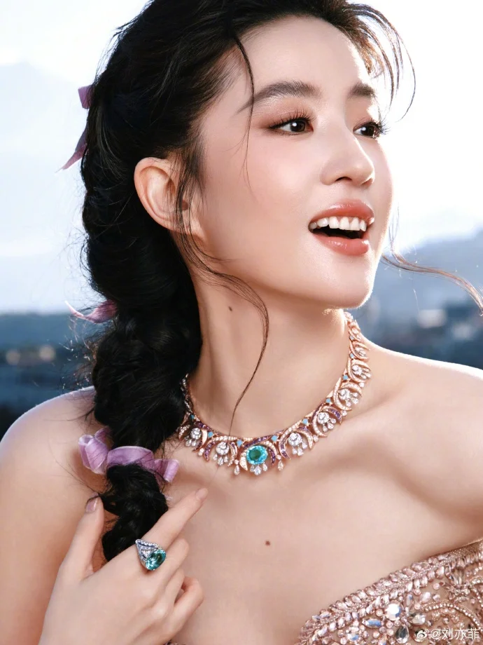 宝格丽全球品牌代言人万千生姿刘亦菲