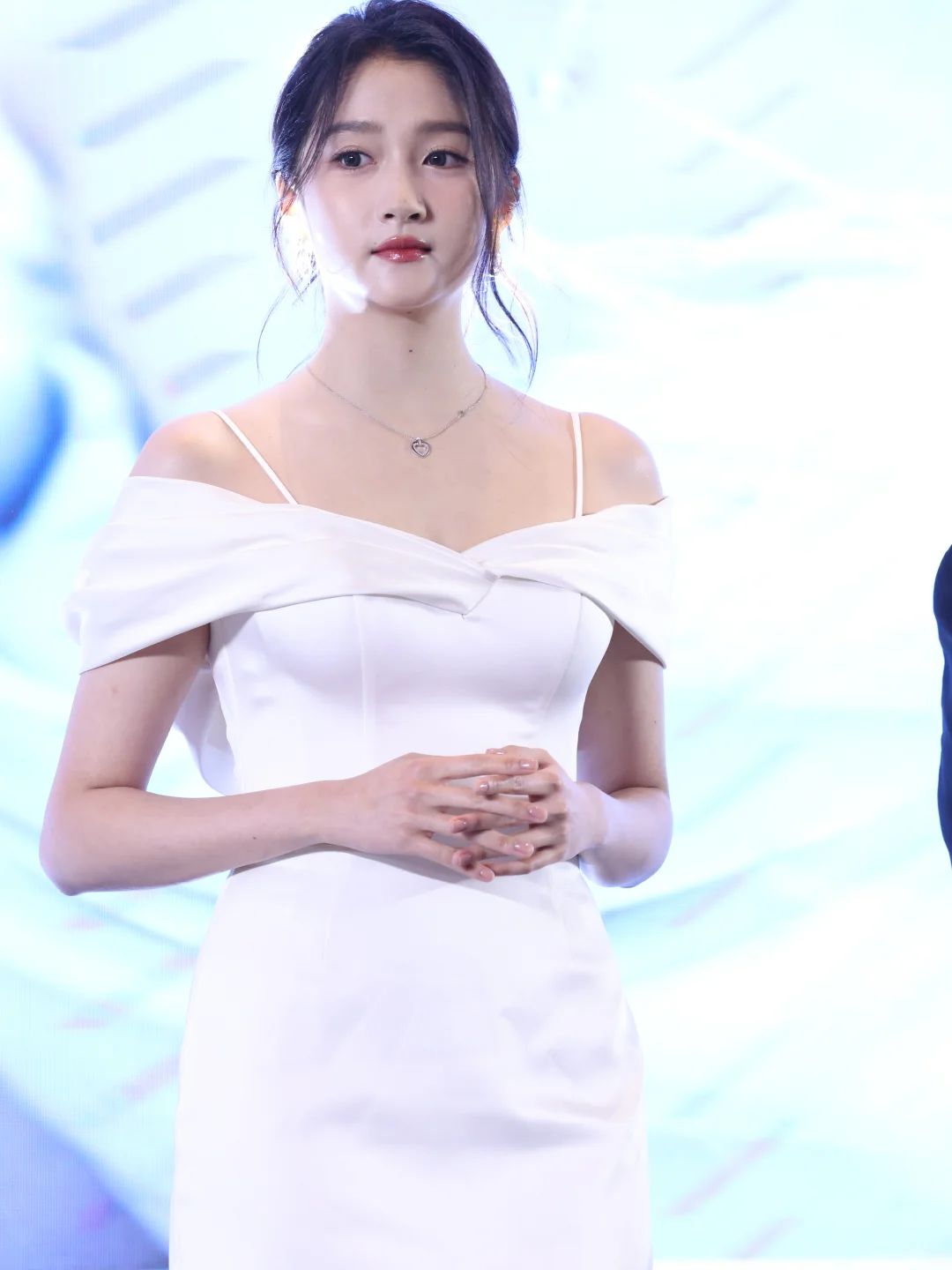 关晓彤活动生图，一字肩吊带裙身材比例惊人