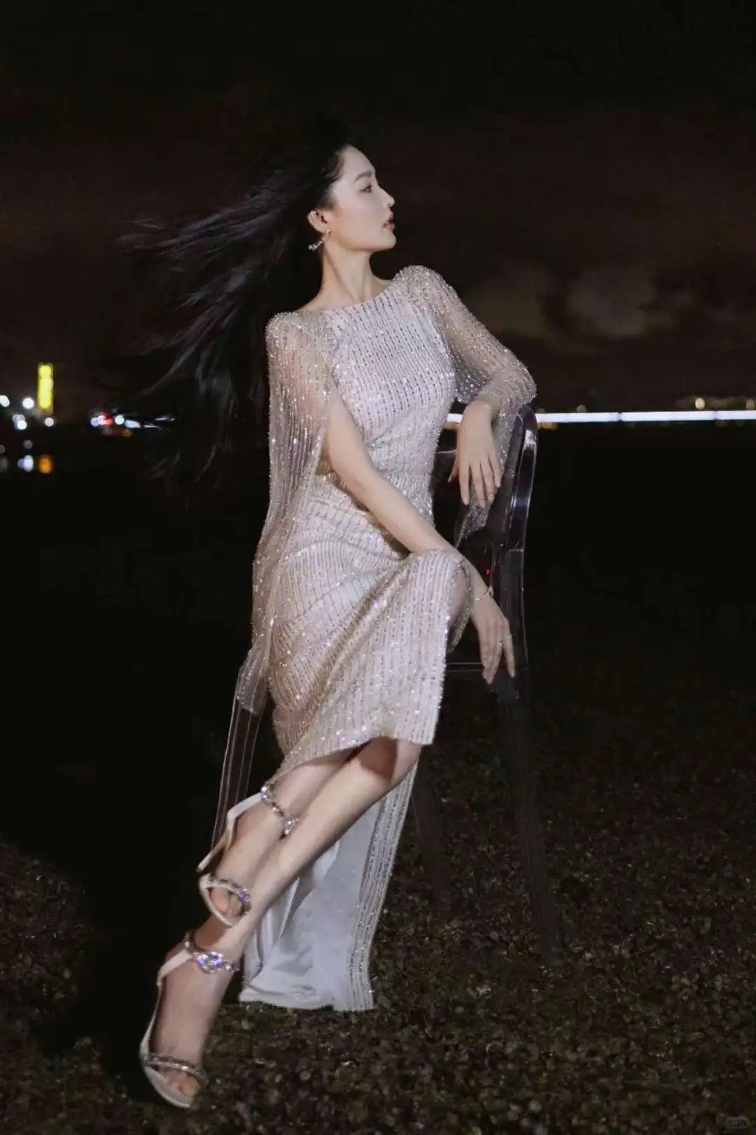 李沁 碎钻月光裙 开衩露美腿