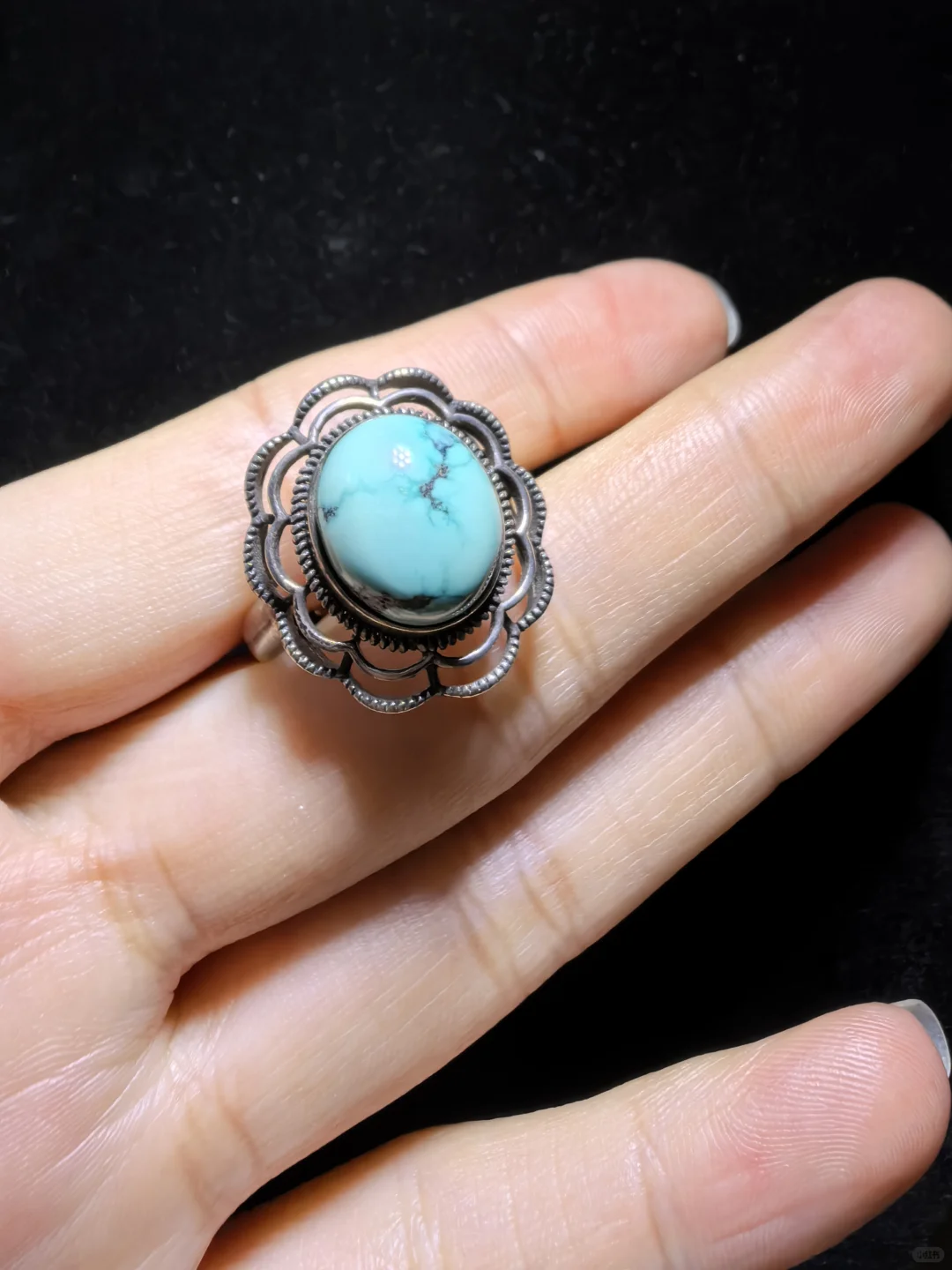 纯天然松石戒指男女款，瓷度密度较高，湖绿