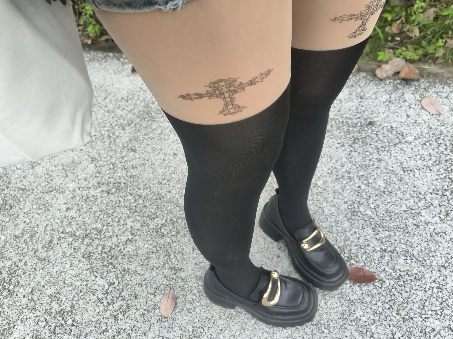 肉肉腿把丝袜十字架印花扯变形了