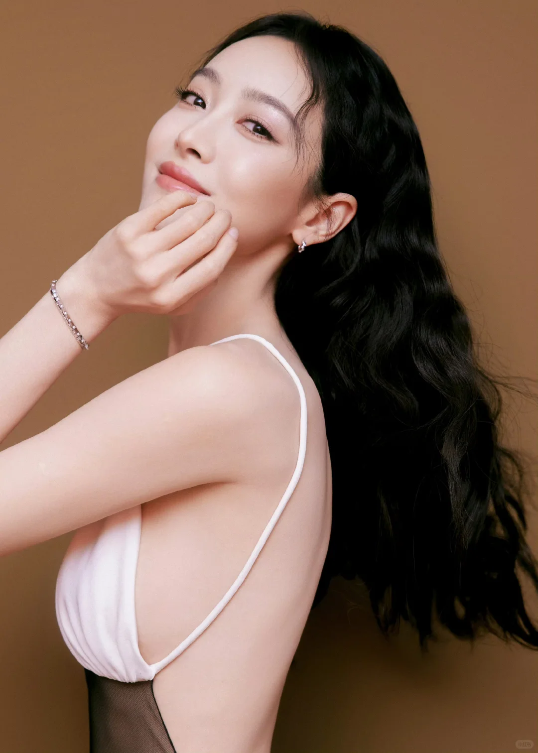 宋茜，LV 定制裙装也能穿的很有腔调！